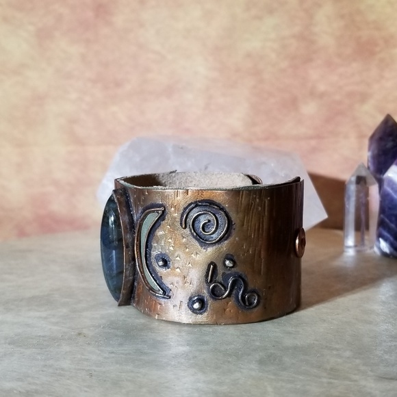 CHAOTIC GODDESS COPPER CUFF - Picture 3 of 3